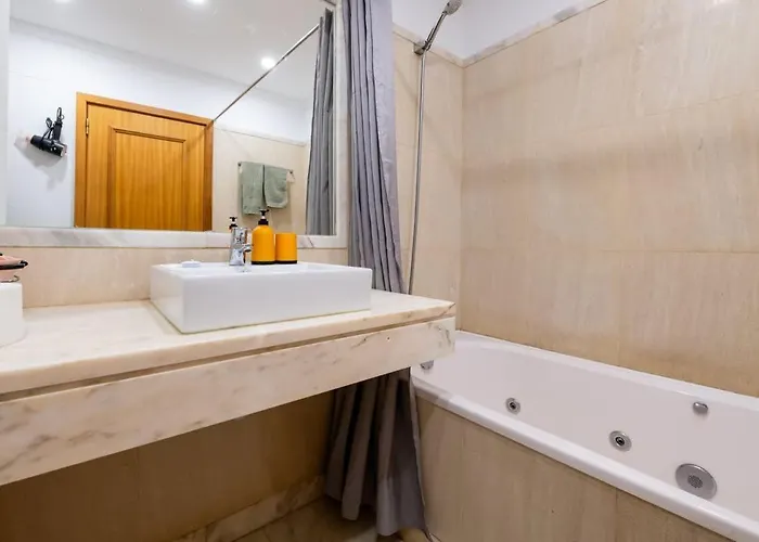 Сasa de vacaciones Unique Two-patios + Garage Funchal (Madeira)