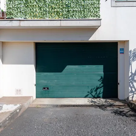 Apartment Unique Two-patios + Garage
